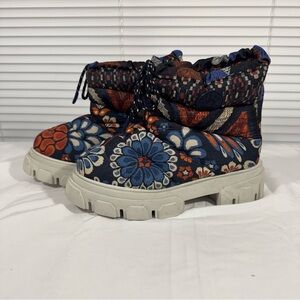 Farm Rio Pineapple Platform Puffer Booties Chunky Lug Sole Boots NWOT